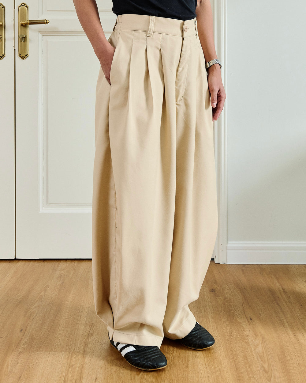 AQ Pleated Curved Pants (Cream)
