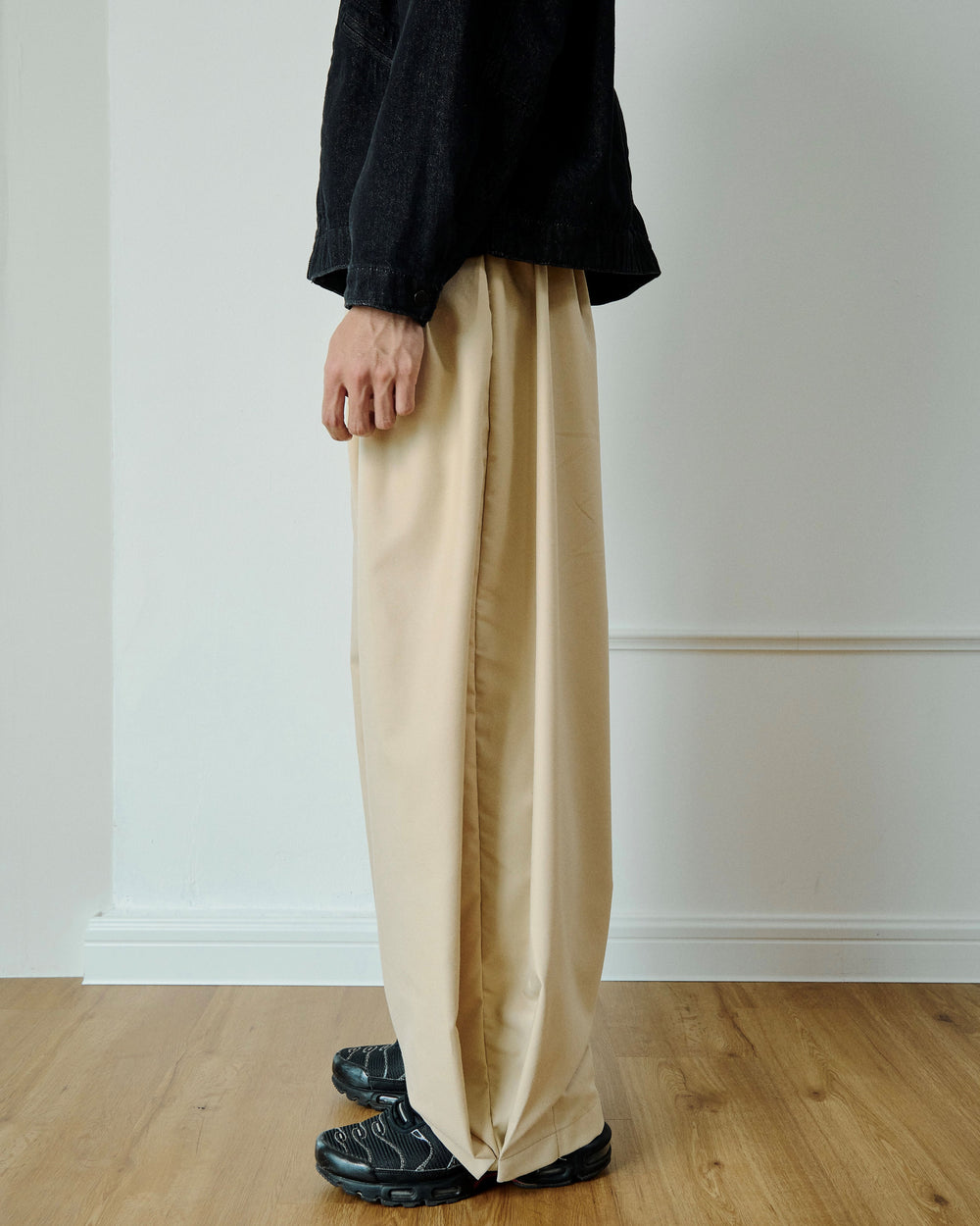 AQ Pleated Curved Pants (Cream)